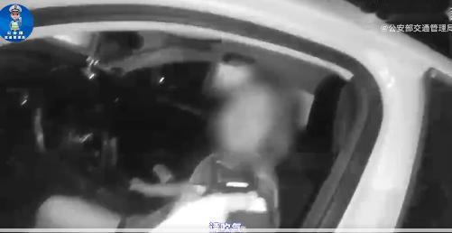 安徽宿州，交警夜查发现一女子涉嫌酒驾。没想到女子不仅拒不配合，反复推开检测仪器，
