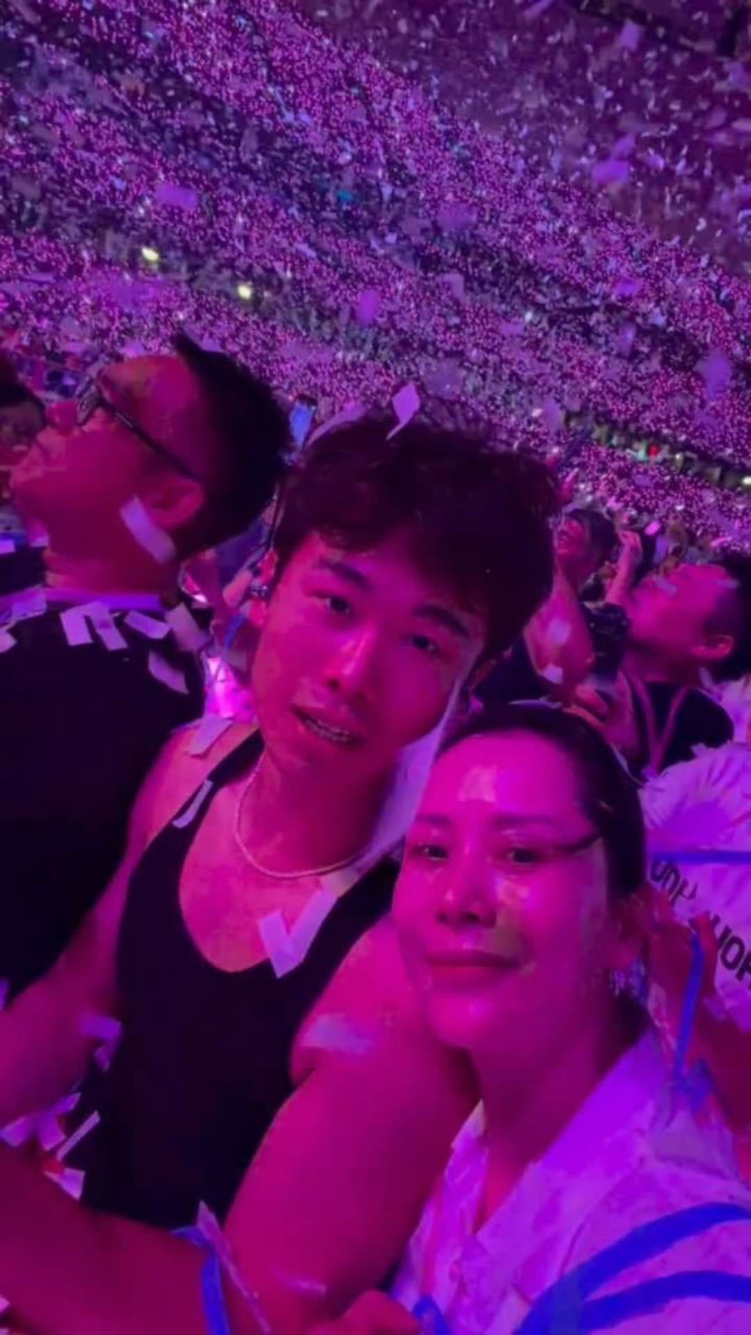 海清带儿子看周杰伦演唱会 海清携儿子现身周杰伦演唱会看台，奔赴一代人的青春旋律，