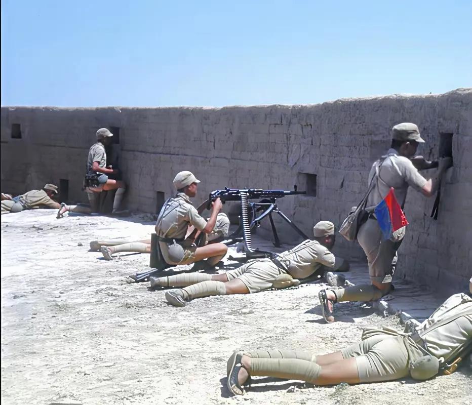 抗战时期打阵地战极为吃亏，我们没有重武器，像这样的阵地，一发炮弹打过来就会全被摧