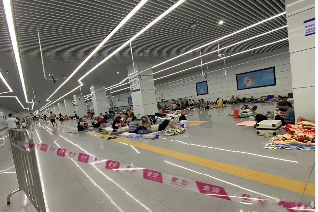 桦加沙下午2点，深圳全市停工，街道办将没有安全居所的人们安排到地铁站内的空地休息