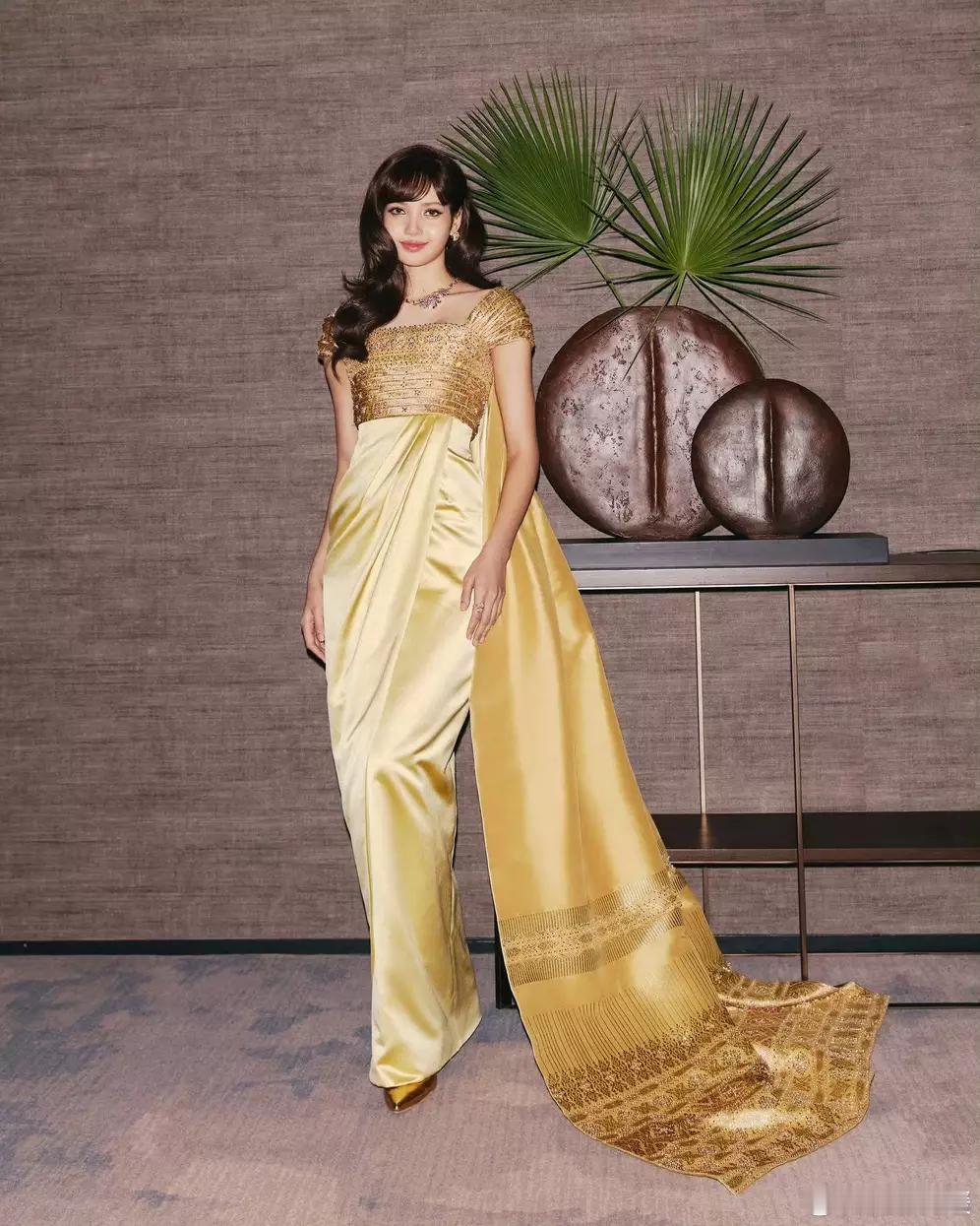 文亦娱乐Lisa穿黄色礼服异域风情满满乌发红唇美艳性感