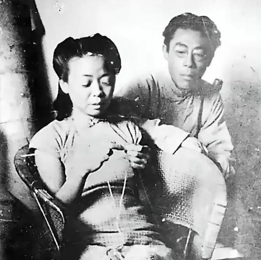1922年，闻一多在父母强行施压下，迎娶了从未谋面的远房表妹高孝贞。洞房之夜，闻