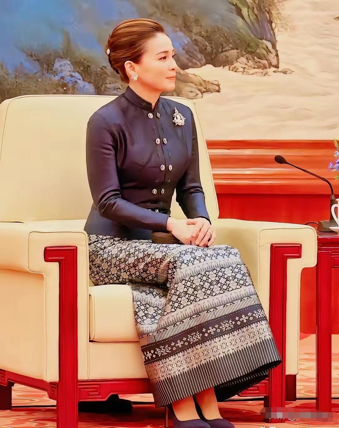 八百年等一回，泰国国王的访华，本身就是一部历史剧。但聚光灯下，真正的焦点是王后苏