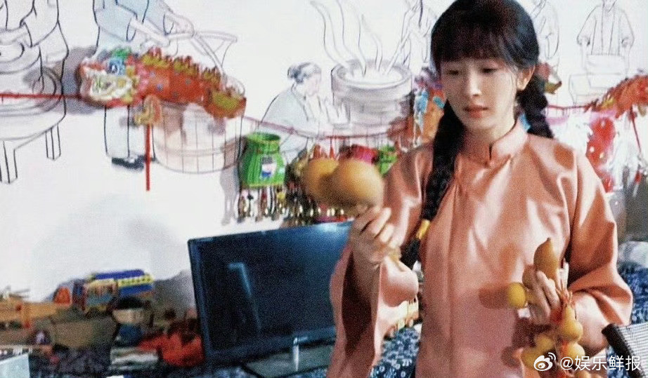 杨幂宁绣绣麻花辫学生造型就问这样的绣绣，十里八乡看到，谁能不心动，麻花辫造型少女