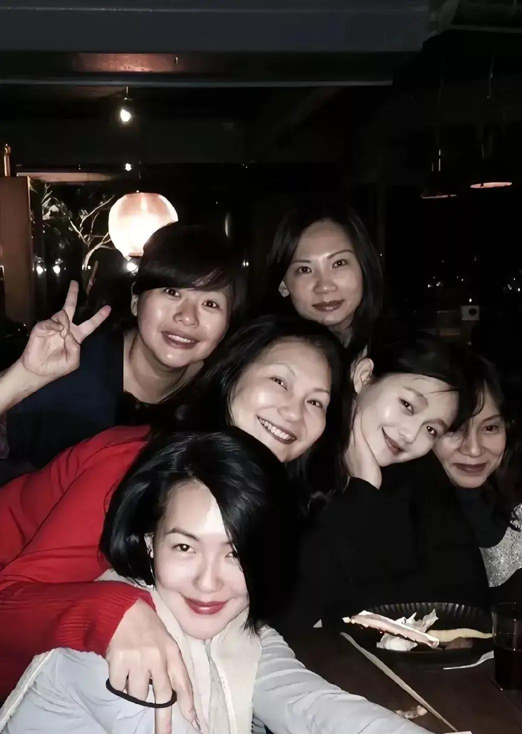 前婆婆之前说孩子妈妈不管孩子，我觉得那是不可能的，孩子长期在湾湾，是有保姆，也肯