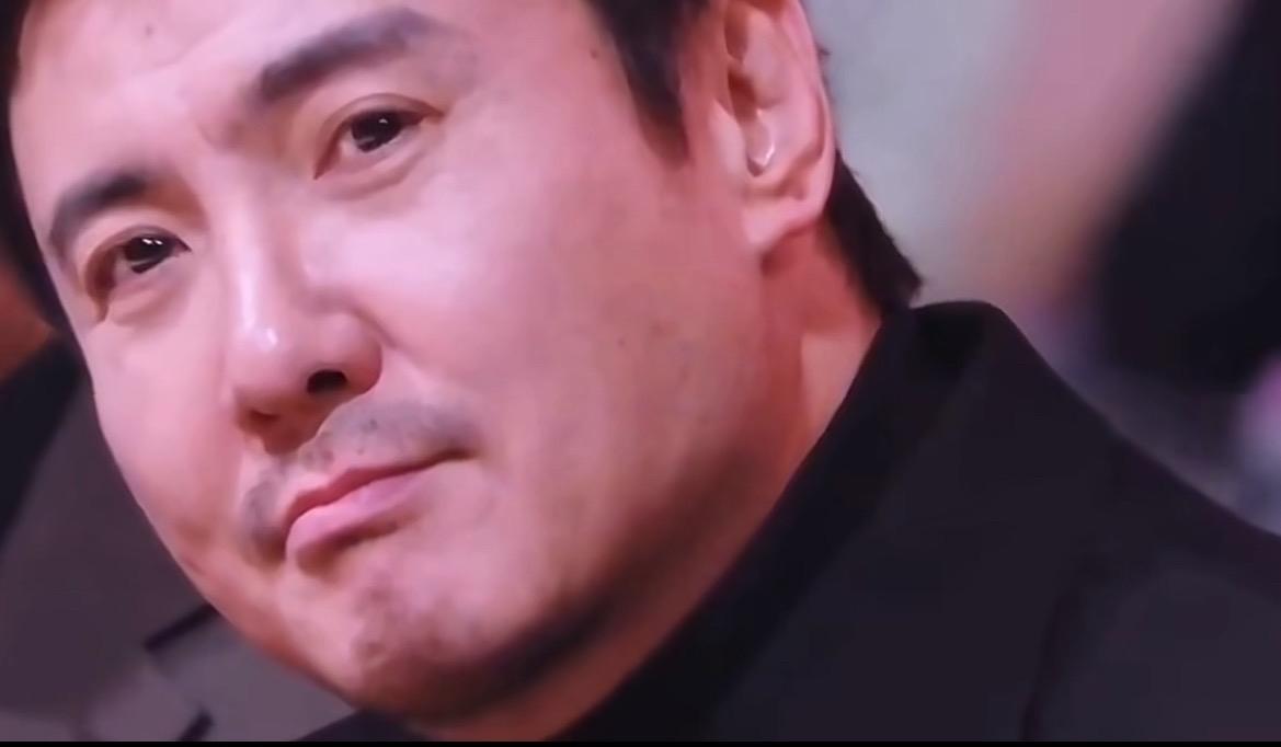 不服不行沈腾冲上去扶杨幂微博之夜这幕沈腾扶杨幂，真的笑不活了！镜头里腾哥那表情，