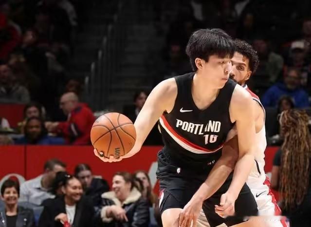 杨瀚森打出生涯最佳一战，正负值全队最高引美媒球迷盛赞！在开拓者与奇才的激战中，