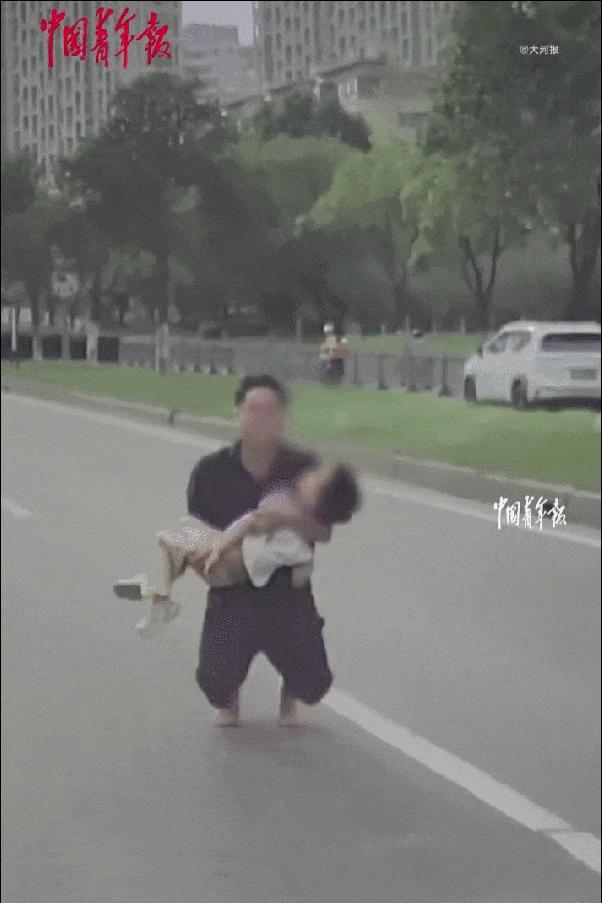 昆山街头，一幕让无数人破防。男孩被撞晕，父亲光着脚抱起孩子拦车，可车流无情，