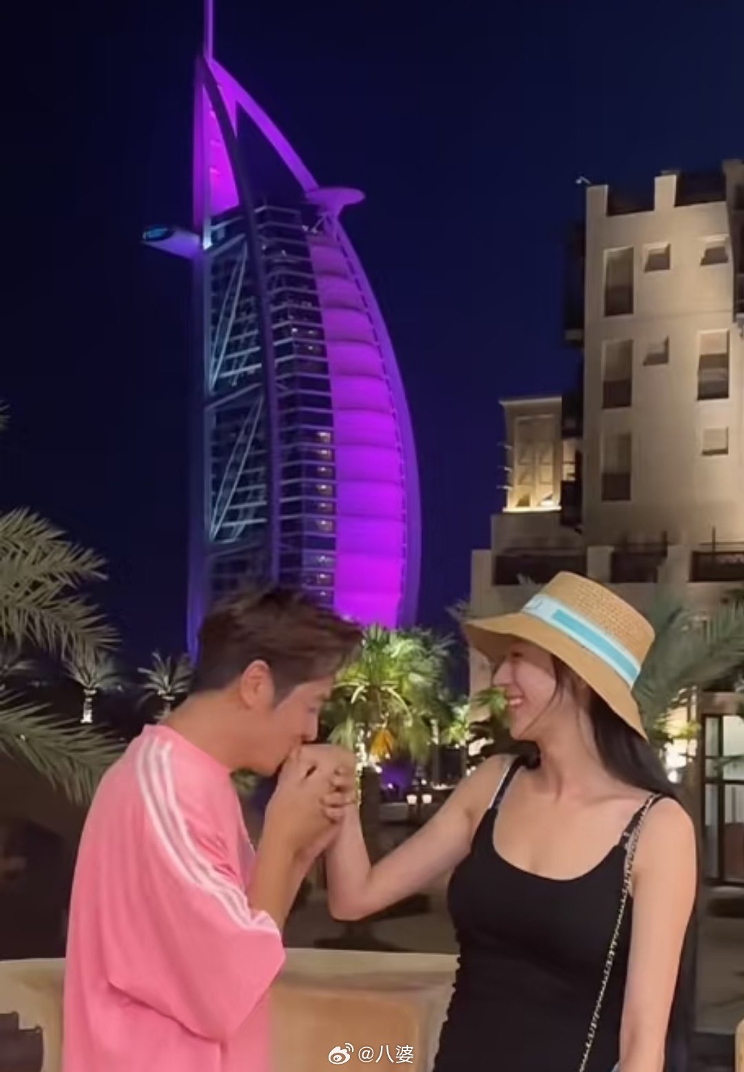 陈浩民夫妇为了安全住平房吃外卖看完真的有点五味杂陈。窗外火光冲天、头顶导弹飞过，