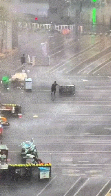重庆暴雨里这一幕，看哭了无数人。一家店铺门口，货架被掀翻，商品飞得比雨点还