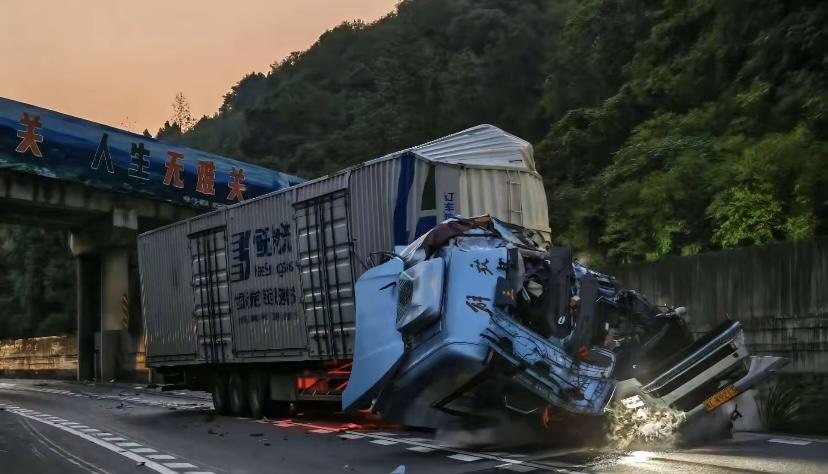 一车两命！43岁父亲带16岁放暑假的儿子跑货车，途经京昆高速四川绵阳时，发生单方