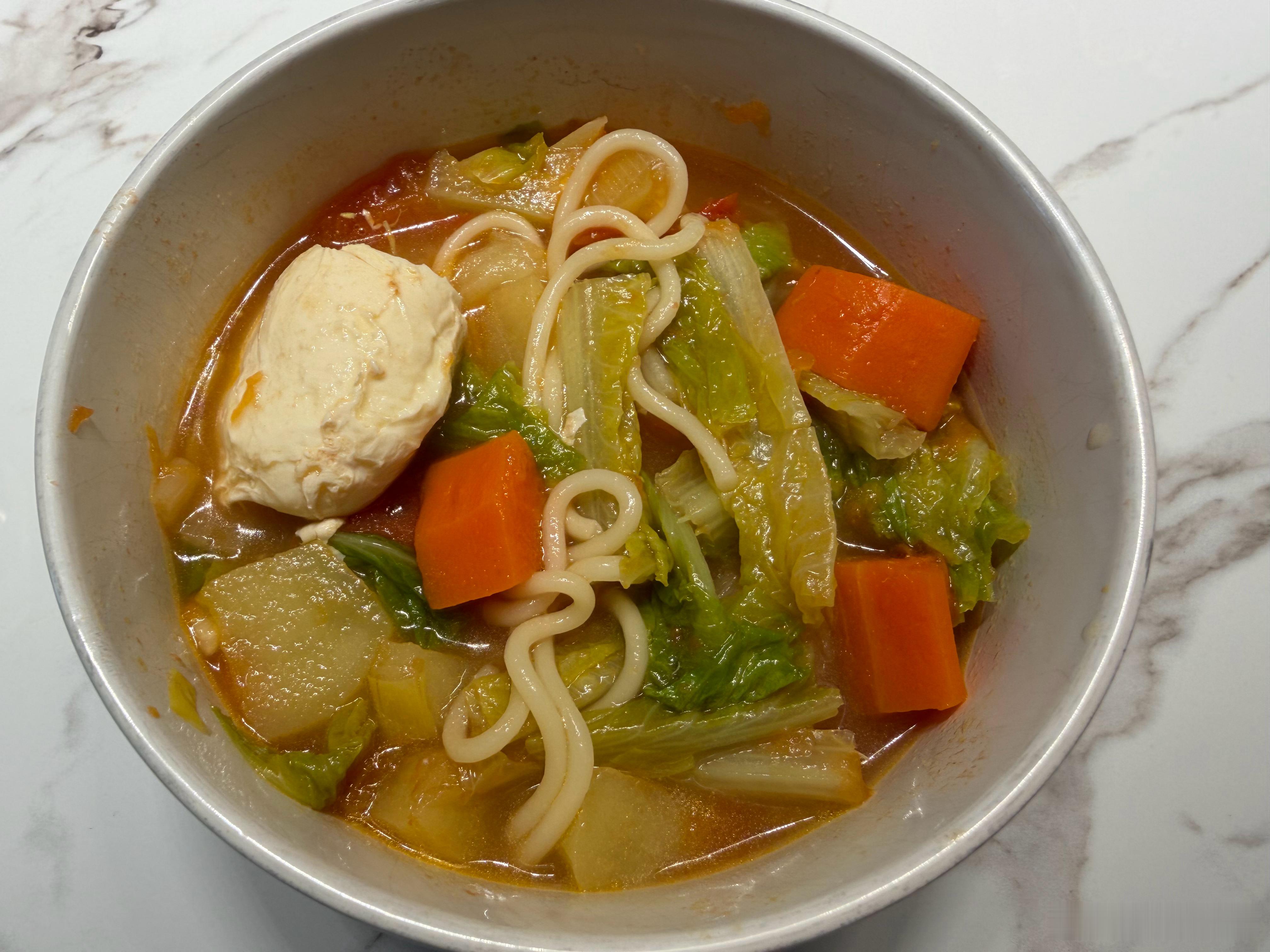 病号饭其乐说中午先别吃肉煮面条+素菜确实挺舒服说真的还是有媳妇好啊半夜有人给倒水