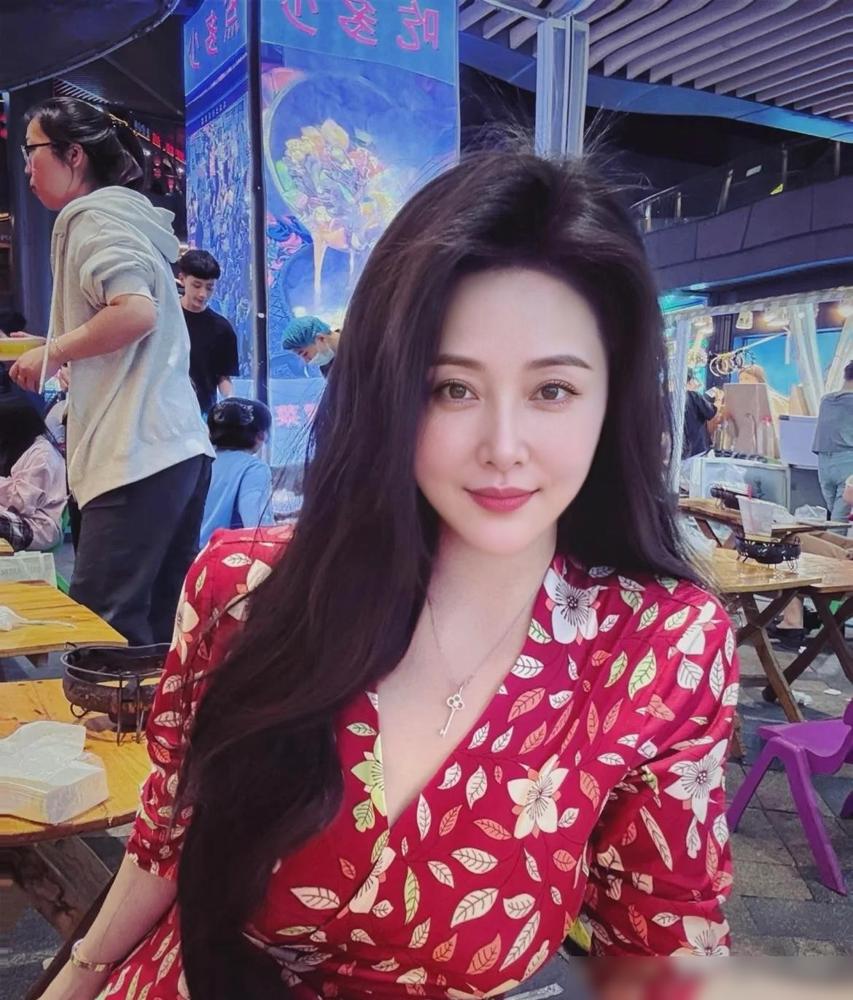 凌晨2点多醒了，​一个人躺在床上翻来覆去睡不着。​40多岁的人，没车没房