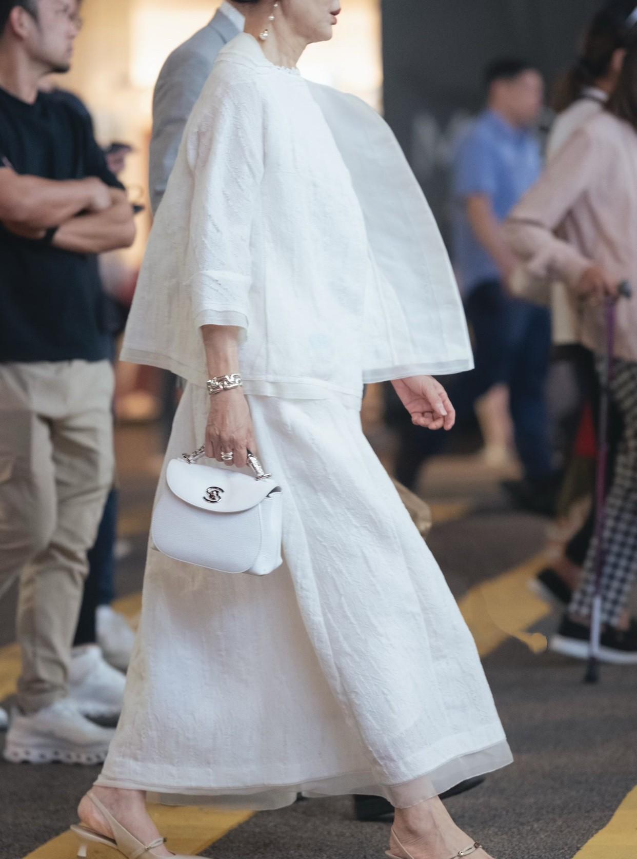 每一个爱美的女性，都得有一双精致的高跟鞋。#性感迷人高跟鞋##日常高跟鞋分