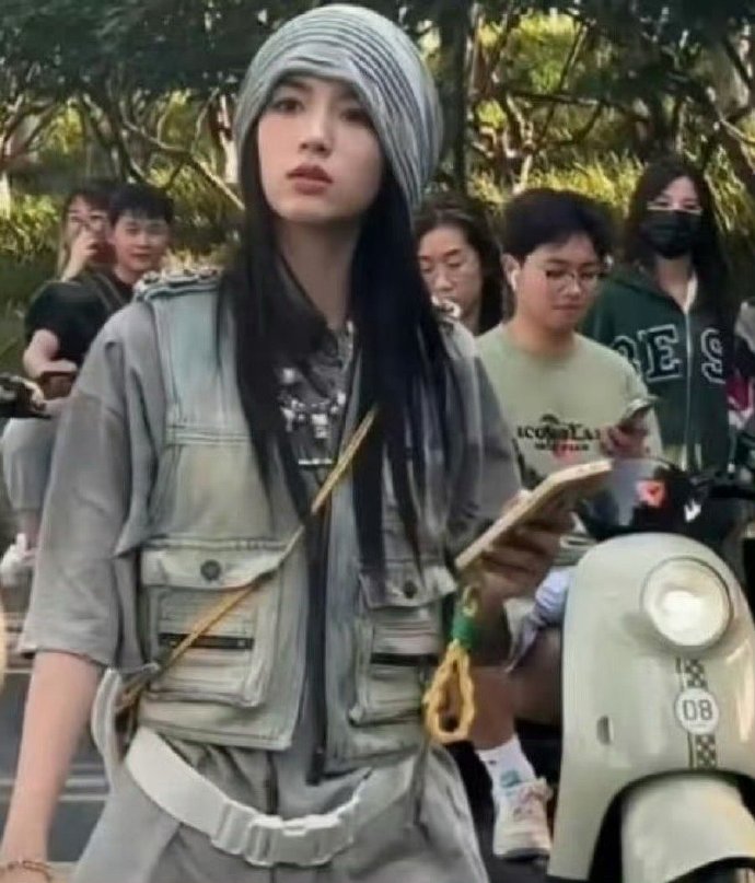 第一次这么直观觉着周也美！这张脸，原相机镜头下，简直神颜呐！​​​​