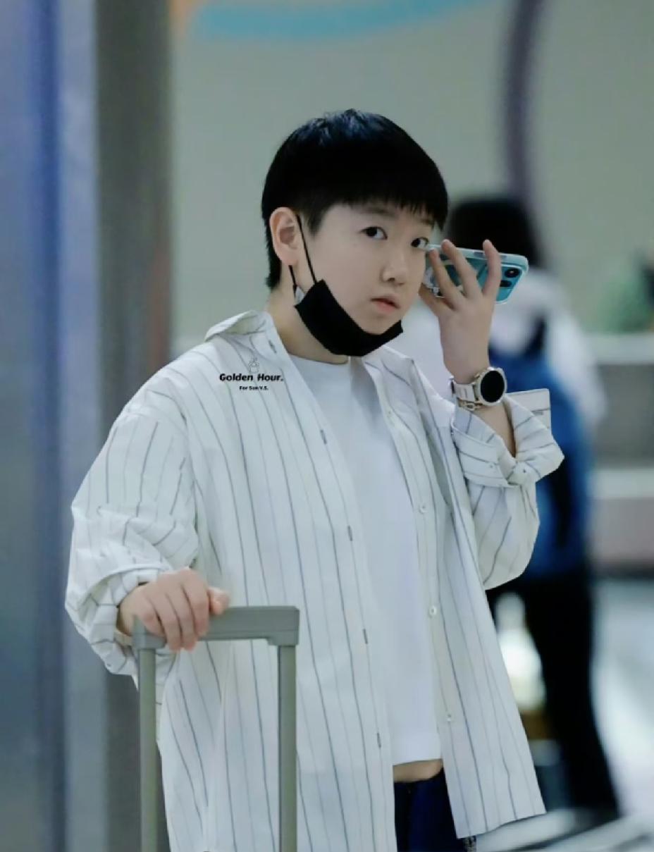 莎莎这是在给高女士报平安吗？这么可爱的小女孩，高女士怎么能不时刻牵挂呢！