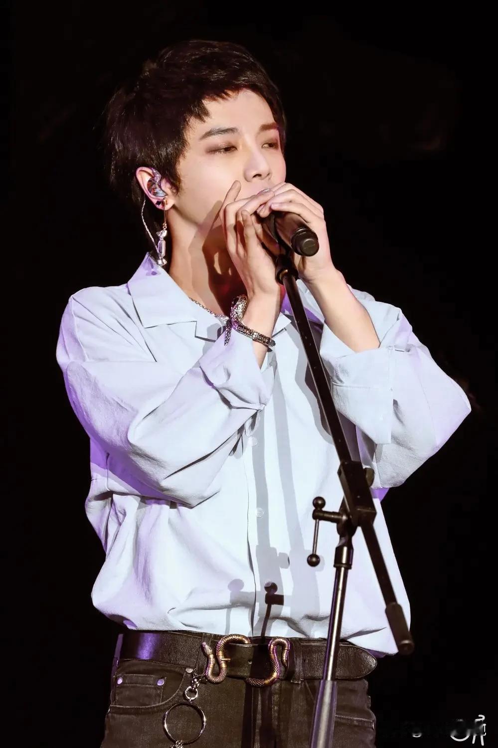 华晨宇抚仙湖翻车后秒变万人红海，我真是看不懂了本来以为华晨宇抚仙湖的演唱会取