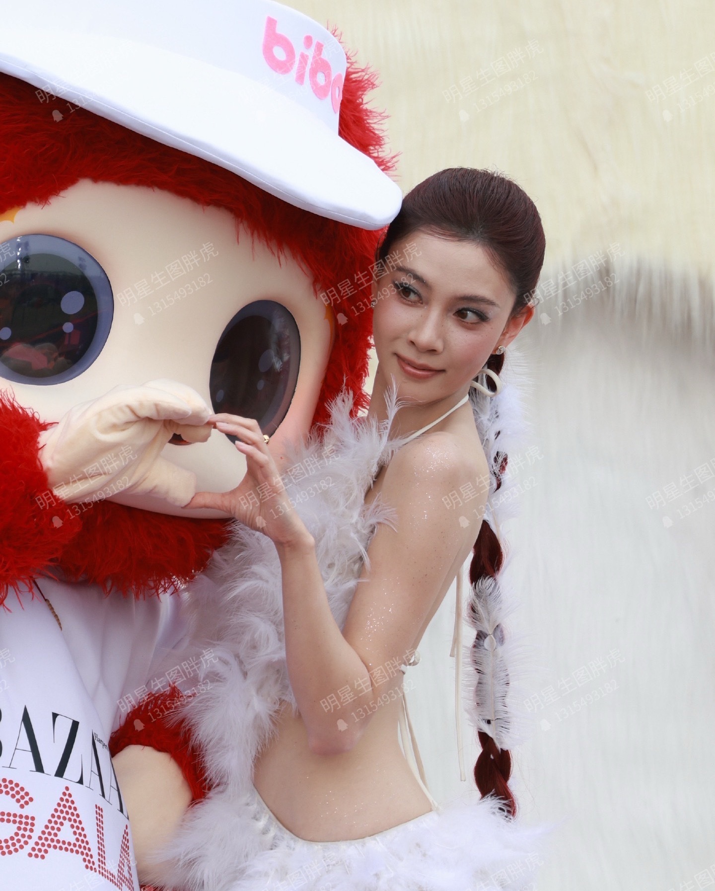 宋妍霏芭莎红毯裸背造型！好身材真是一览无余！​​​