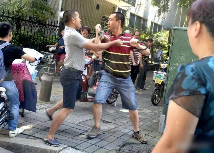 “别人老婆不能摸！”甘肃临潭，朋友新居贺喜酒席上，醉汉摸同桌男子老婆，并出言辱骂