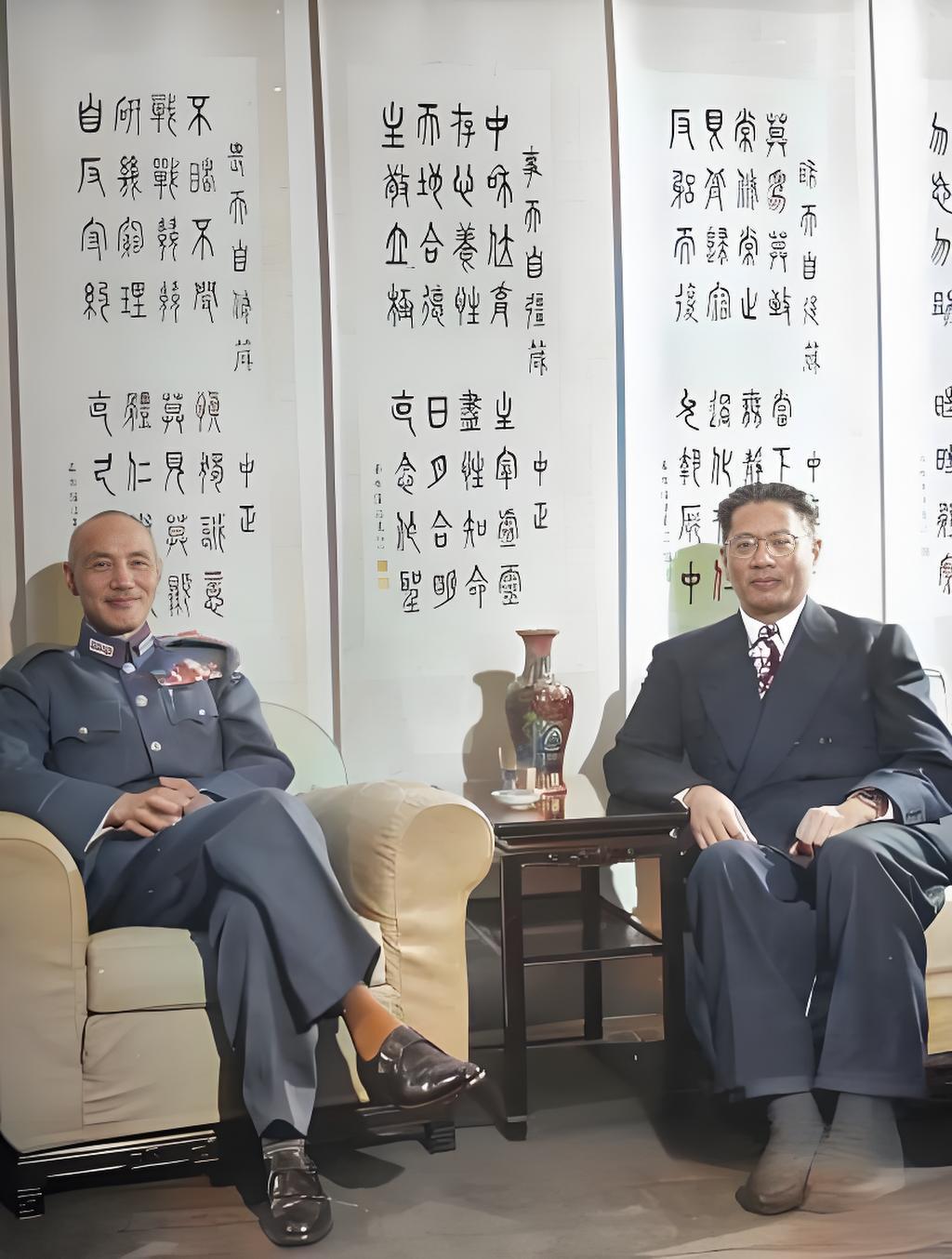 1946年南京蒋介石官邸憩庐里，蒋介石身着军装，端坐在沙发上，姿态放松；一旁宋子