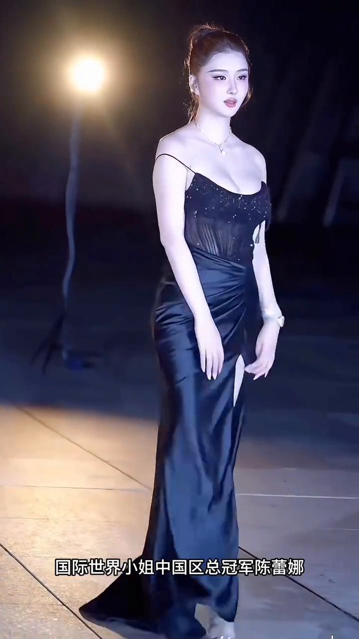 国际世界小姐中国区总冠军陈蕾娜在赛场华丽的舞台上，她凭借一米83的傲人身高与近乎