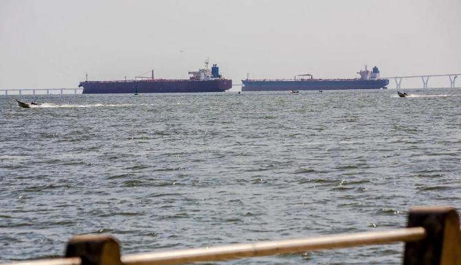 7艘满载俄罗斯石油的油轮，竟然在南海直接掉头，连夜改道直奔印度！别人都在疯狂抢油