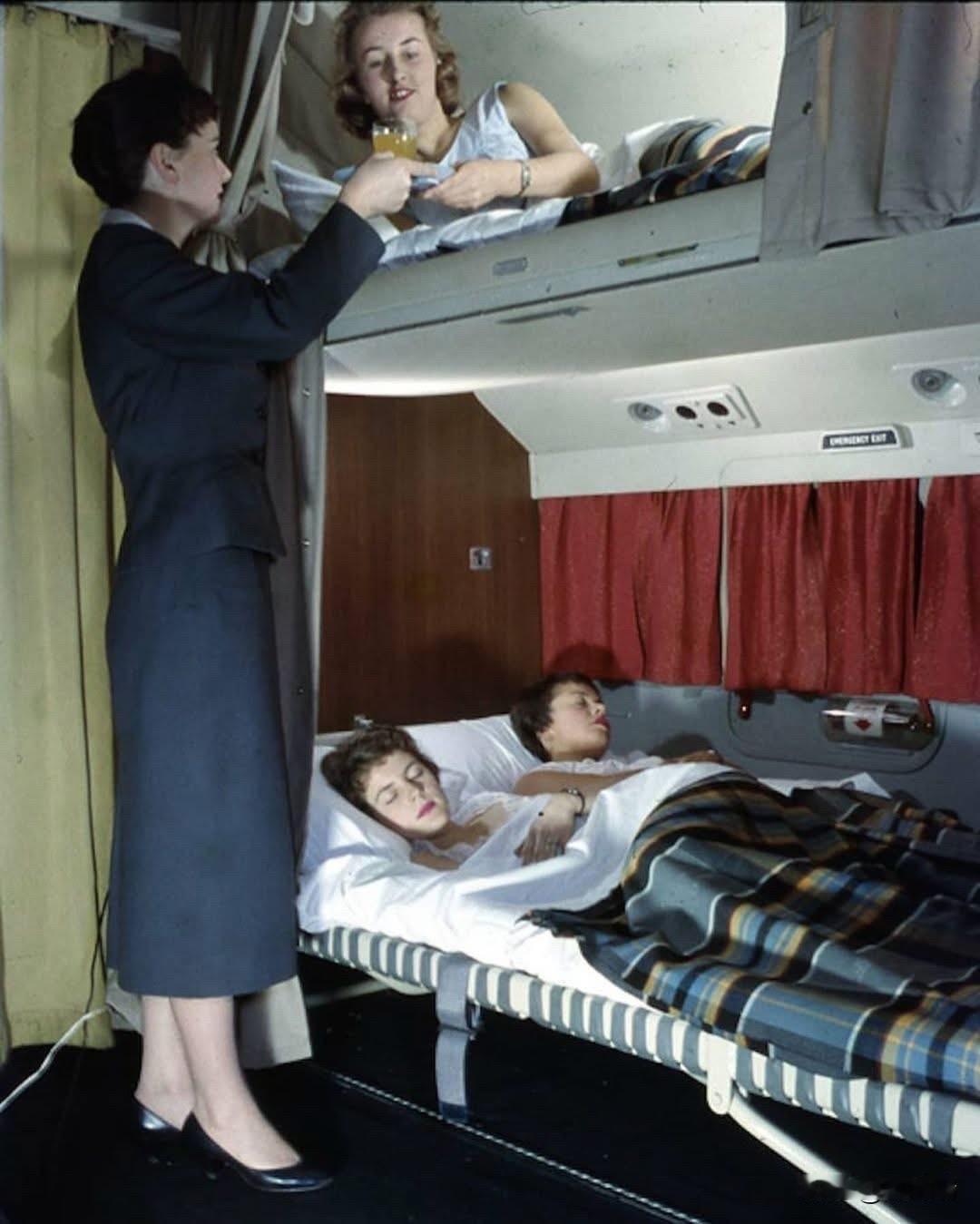 一张充满历史感的照片，画面中展示的是早期民航客机（如20世纪50年代的远程客机）