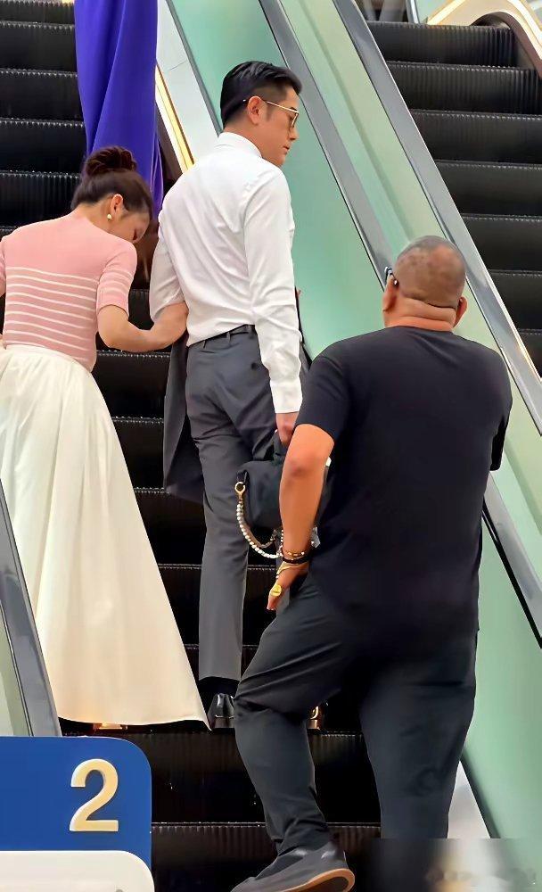 郭富城一脚踩住老婆方媛50万的裙子，本以为会尴尬，结果方媛的反应绝了。她没生气，