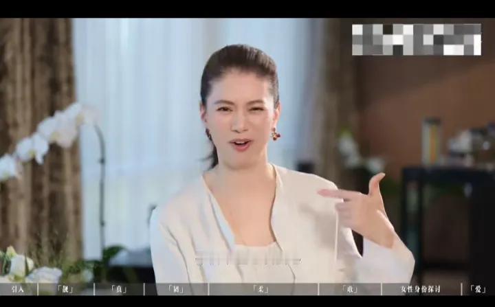 袁咏仪在感情里面好自信哦，在采访中吐槽大家觉得张智霖帅气会变心，可是没有人管袁咏
