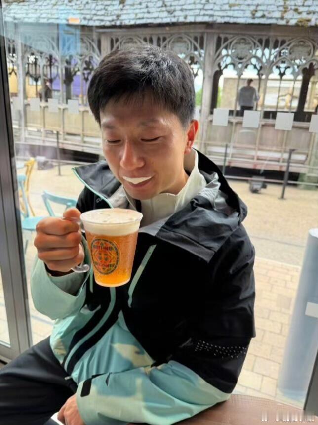 马龙夏露晒伦敦同款情侣照松弛感拉满的马龙，幸福感爆棚！
