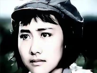 1940年，敌人把一昏死过去的西路军女战士扔进了垃圾坑里。她刚缓缓睁开眼睛，一个