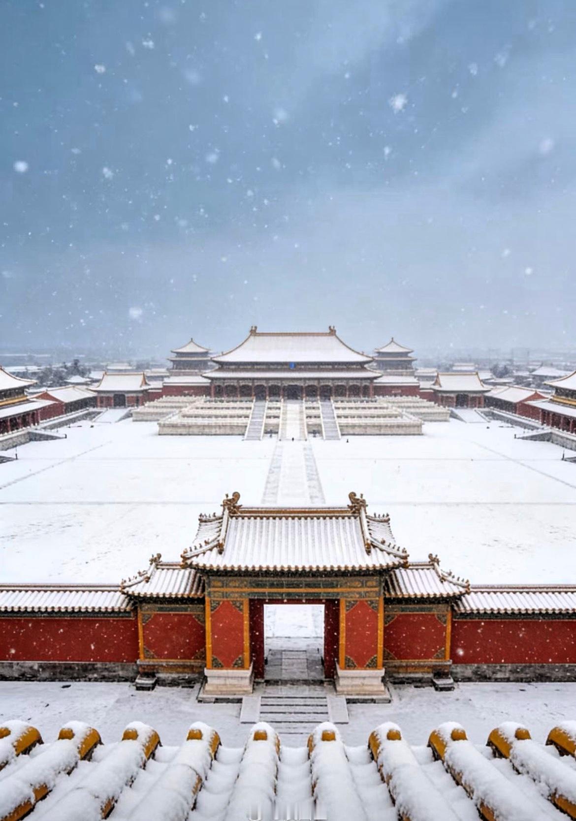 小聊一下雪中的故宫照片。北京有位博主发布了今年节前北京大雪时他所拍摄的故宫雪景