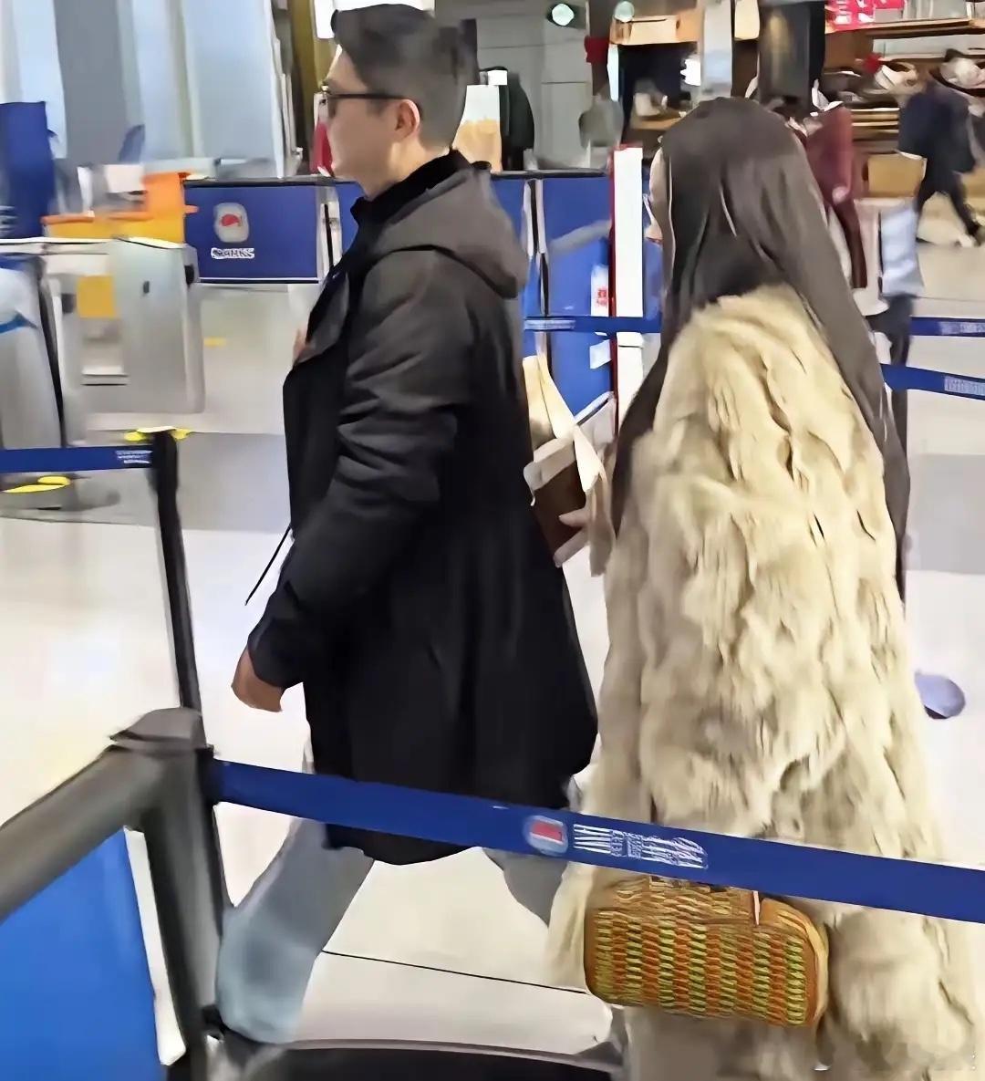 霍思燕愣是把皮草穿出了暴发户的既视感。霍思燕和她的老公一起甜蜜出行，看来是要度假