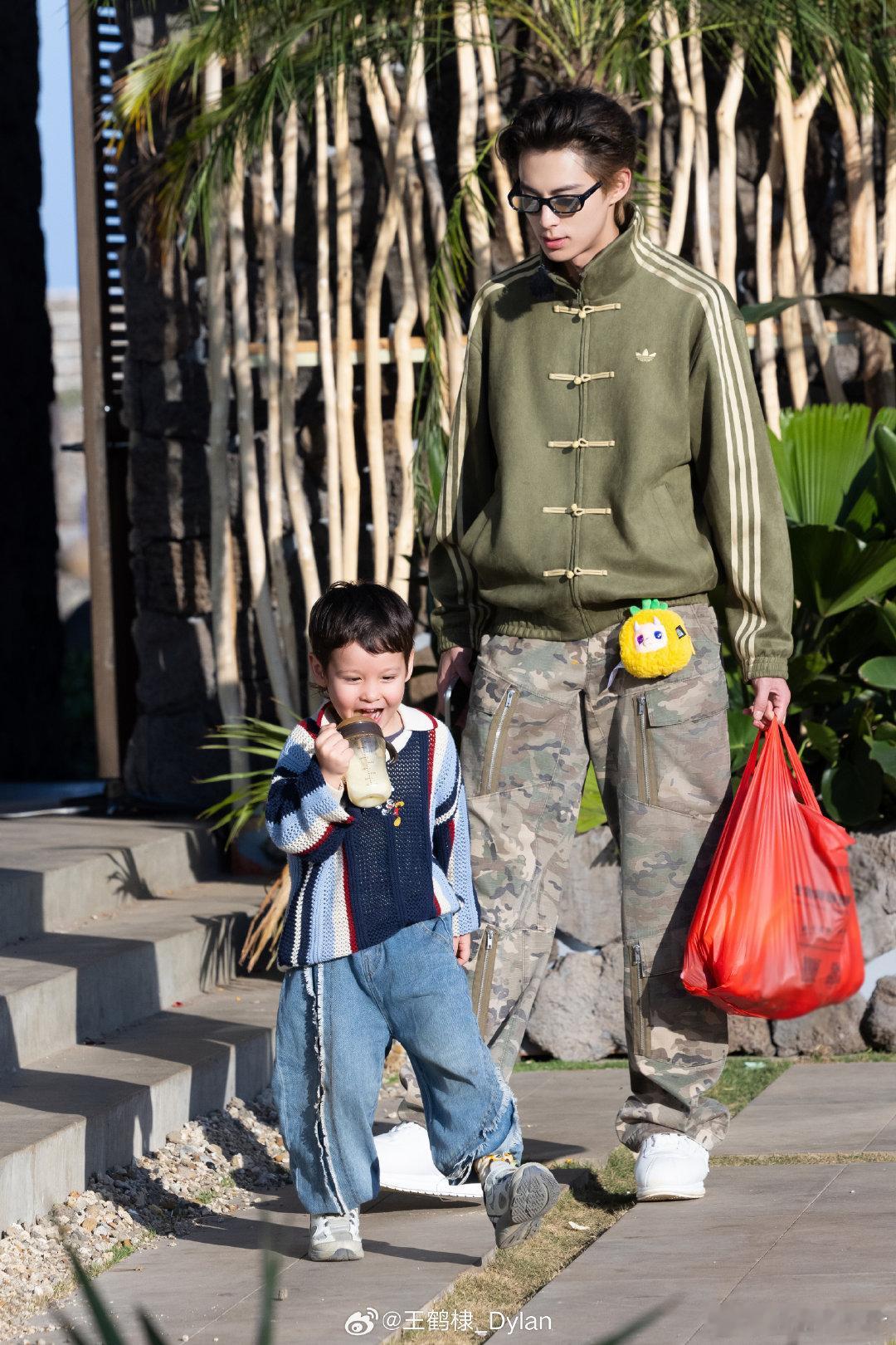 王鹤棣沈月一起带娃王鹤棣沈月客栈携手带娃，日常分工默契满分。一人细心照料、一人暖