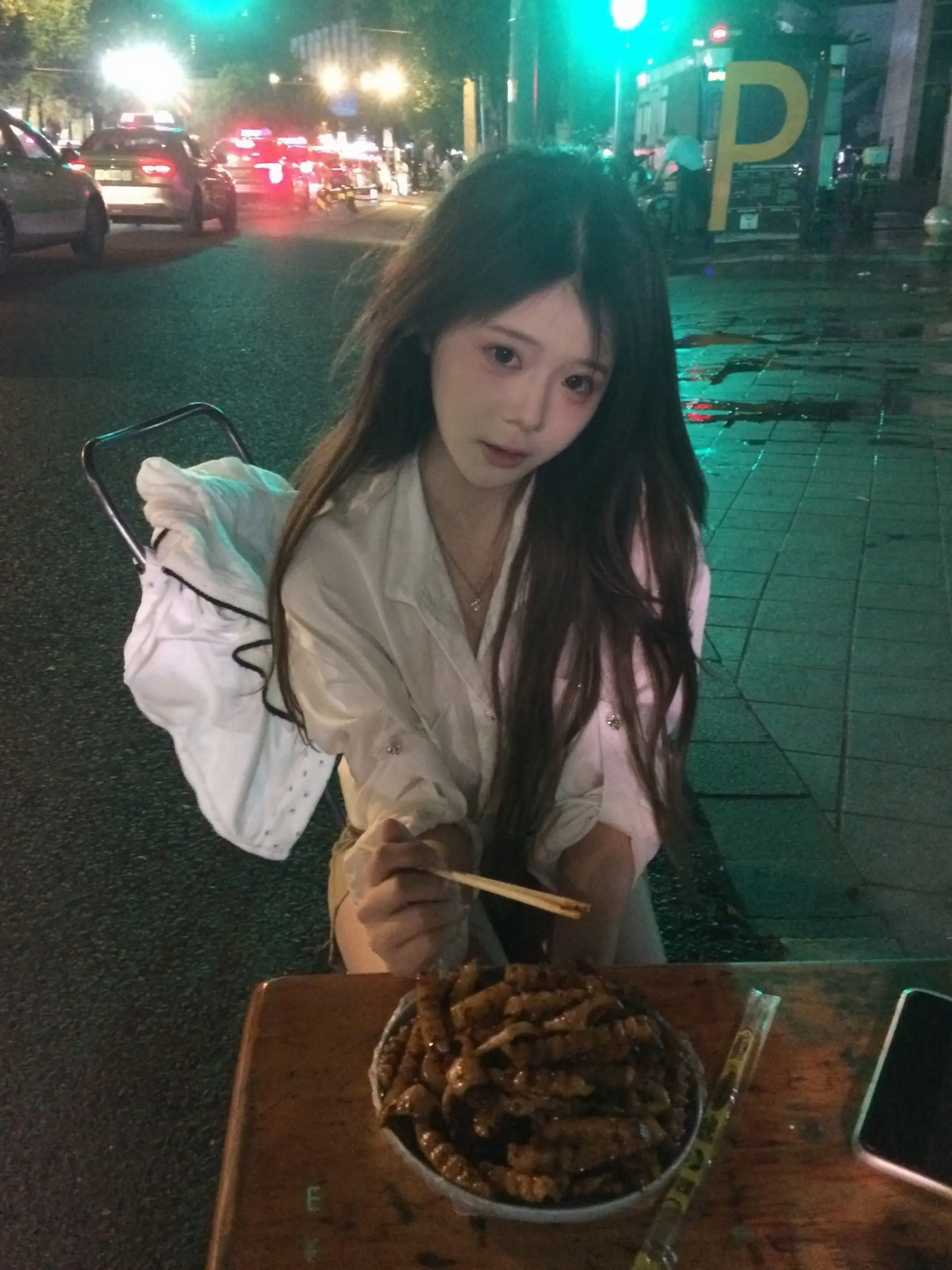 我不能像其她女孩一样不上班还有人养 我得赚钱 我怕没人爱更怕没饭吃