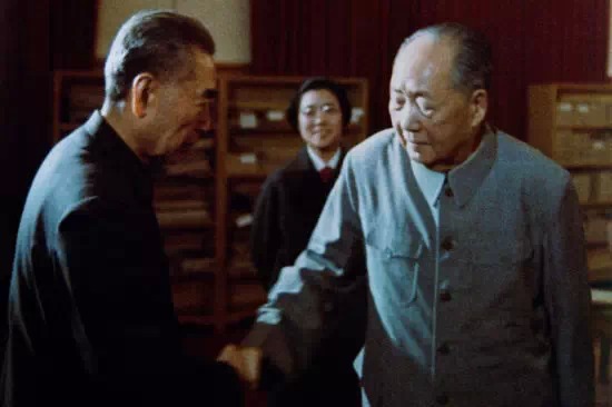 1961年，毛主席和周总理因为意见不同，大吵一架，谈话中，毛主席反问周总理:“你