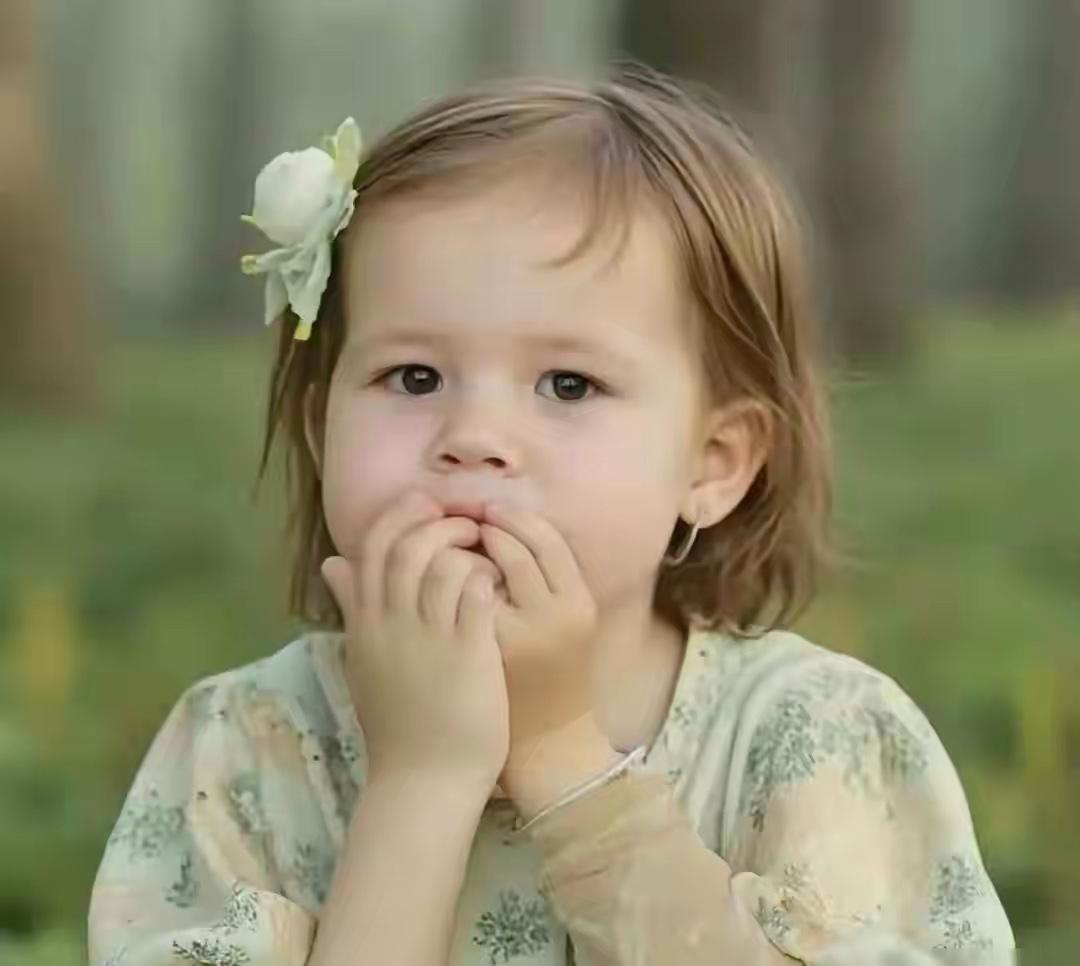 苏塞克斯公爵夫人梅根在个人账号上发布了莉莉贝特为数不多的正脸照，照片中的莉莉贝特