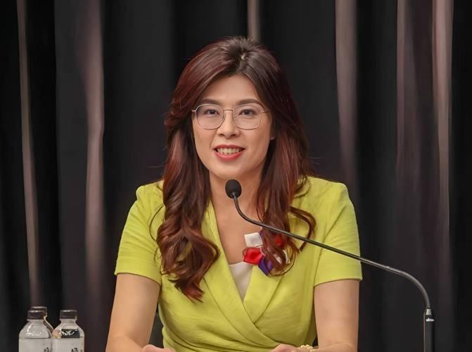 郑丽文韩国瑜“合体”气势非凡，侯友宜卢秀燕终于变老实了。台湾省内最近也不太平，民