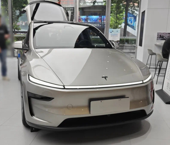 特斯拉ModelY长续航版看车体验：空间与质感的平衡艺术走进特斯拉展厅，Mo
