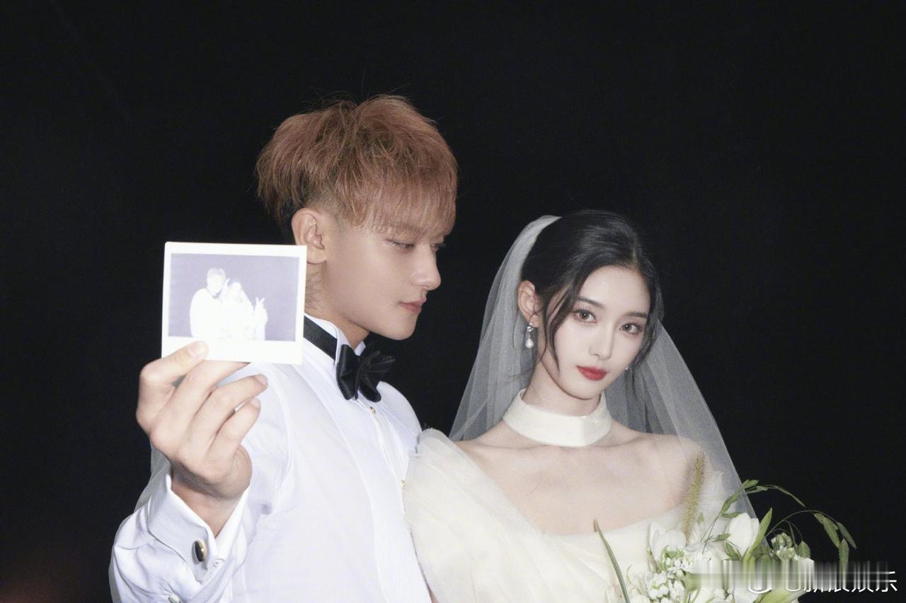 黄子韬，徐艺洋婚纱照曝光明天就是他们的婚礼，此前两人还辟谣邀请媒体参加，表态婚
