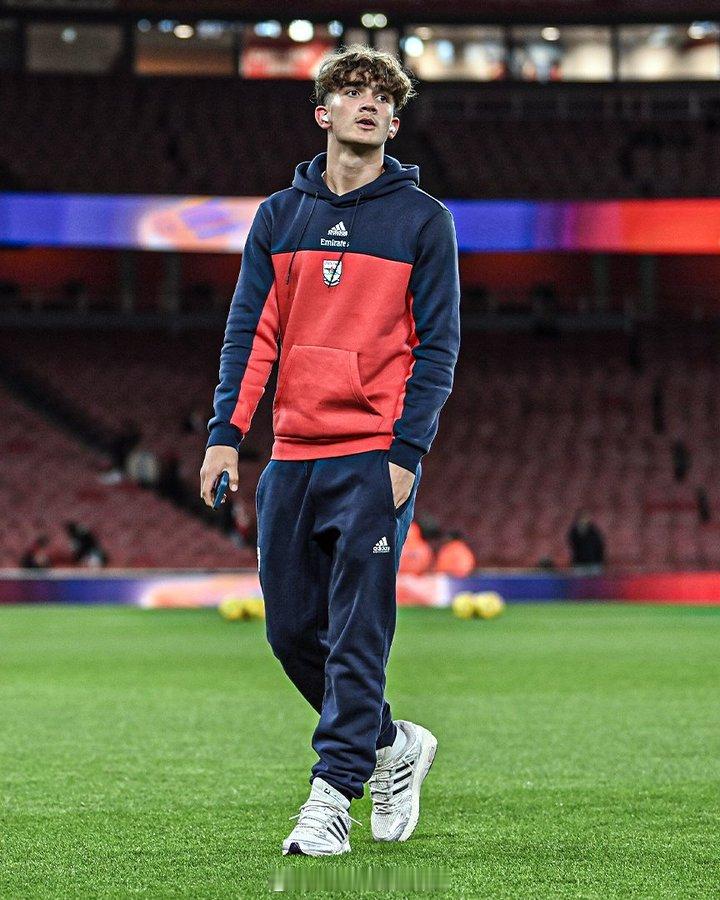 身体上差距还是蛮明显的，突然加速和变向那一下很快很强，但被人抗住了后还是有点艰难