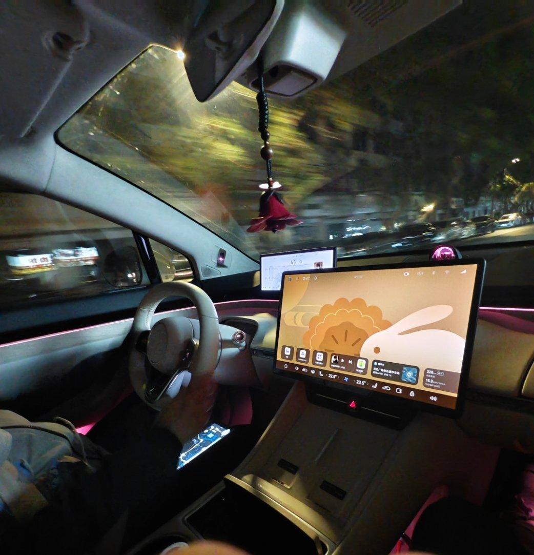 刚刚代驾师傅和我说，他开过最牛逼的车是一辆特斯拉，只有一个油门踏板，没有刹车踏板