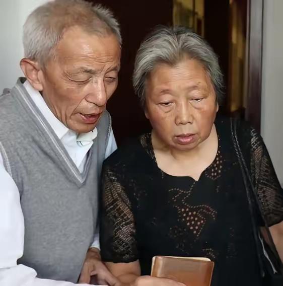 61岁知青重返陕西米脂，重逢初恋竟发现有个儿子，当场泪崩2013年，61岁知