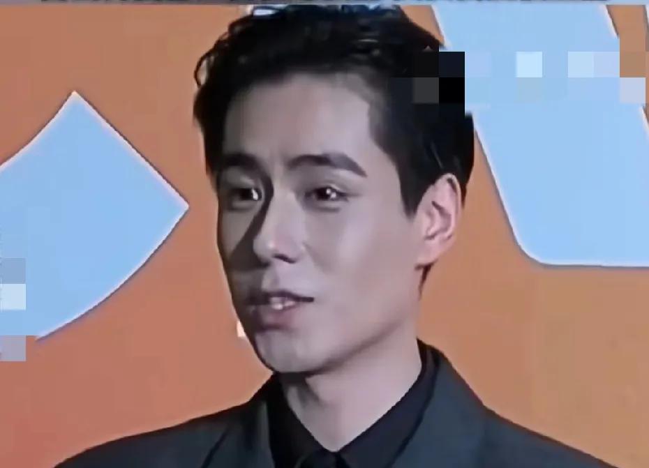 粉丝线下见到胡一天直接喊话：“多出来上班！”胡一天也幽默回应：“换工作了，退休