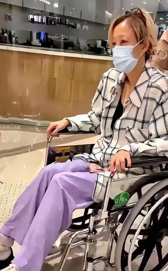 别再傻练了！郑秀文坐轮椅的样子，真给所有中年人敲了警钟——十几年每天8公里的硬扛