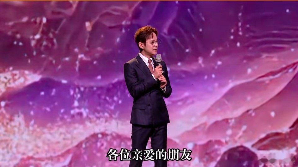 何老师准备再主持个三四十年何老师的每一次出现，都能带来温暖和惊喜。这份热爱与坚