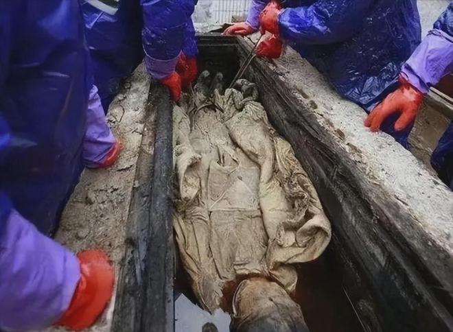 1981年江苏泰州鲍坝村，一场看似普通的房屋翻新工程，意外揭开了四百年前明代古墓