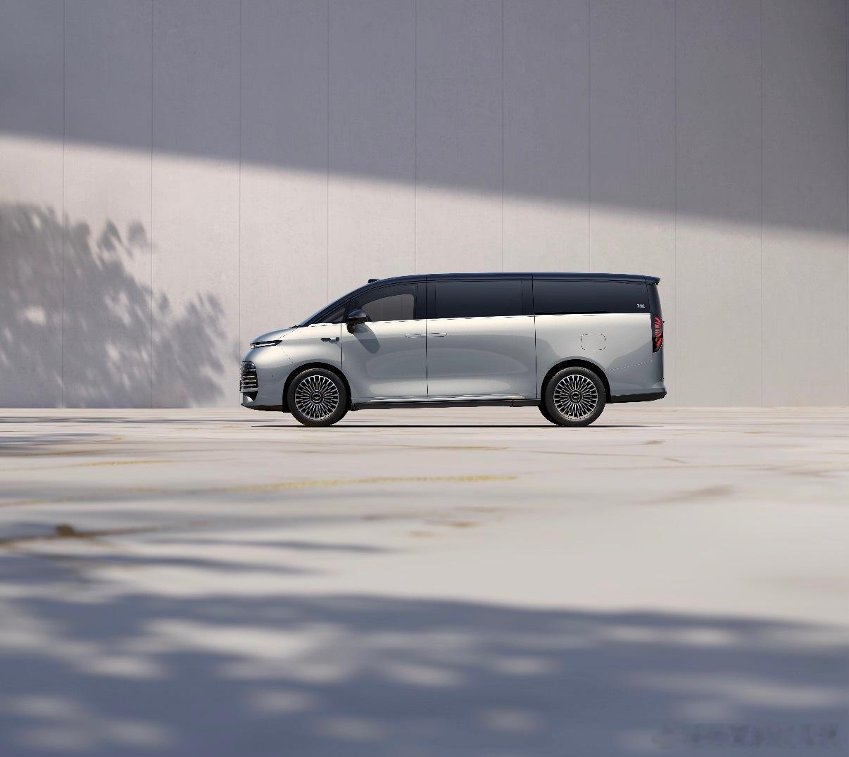 兄弟们！增程MPV的痛点是啥？馈电能耗高得离谱、电池衰减快还不省心、油电双系统后