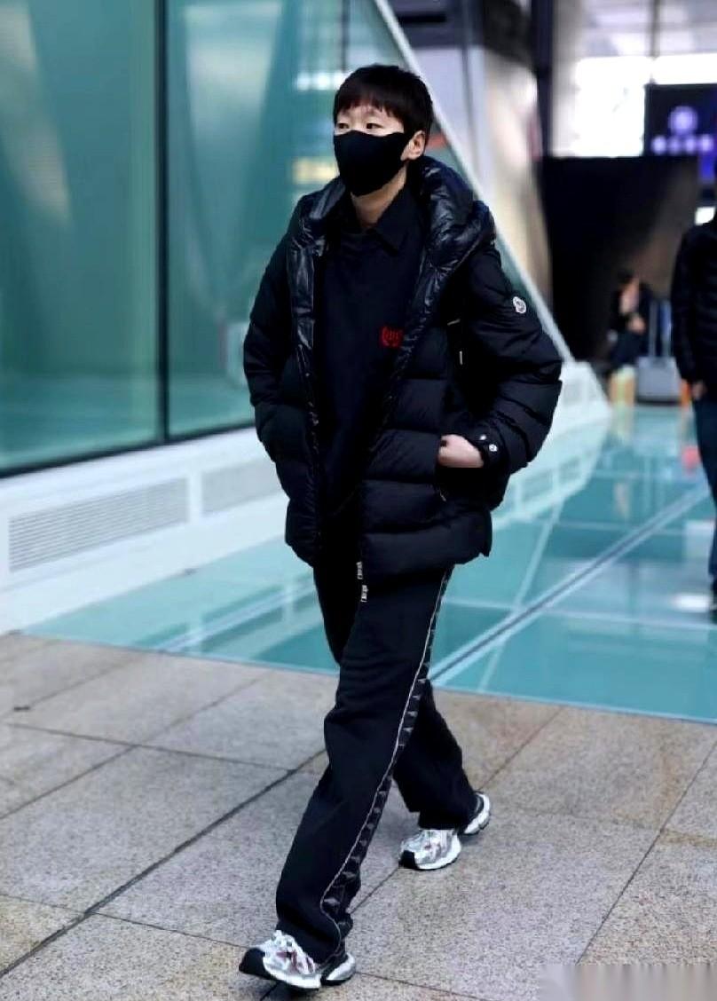 我跟你说，这哪是去打比赛啊。这分明是将军出征，口罩都挡不住那股从骨子里透出来的