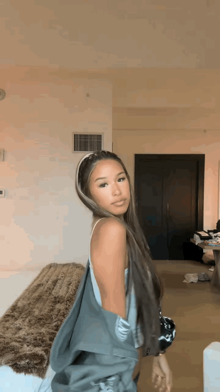 这是张庭的女儿？张庭的老公年轻时候据说也是个俊俏的小生，而张庭本身就是酒窝美女，